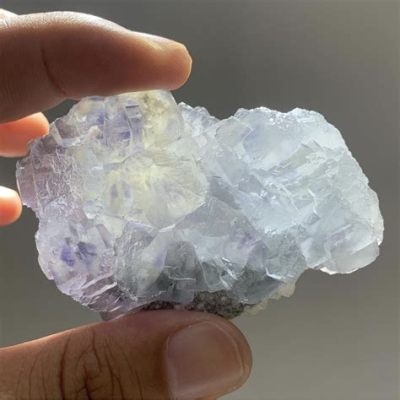  Fluorite - Niezwykły minerał w przemyśle chemicznym i szklarskim!